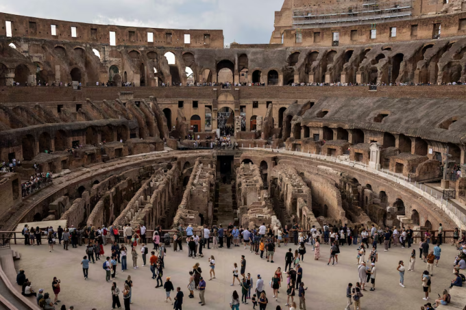 Khách du lịch tham quan Đấu trường La Mã ở Rome, Ý. Ảnh: Reuters