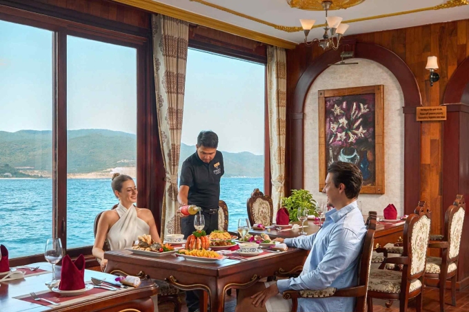 Khách Nga tận hưởng tour ngày trên vịnh Nha Trang tại tàu Emperor Cruises. Ảnh: Lux Group