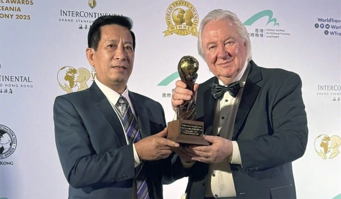 Ông Phạm Hồng Thái, Giám đốc Ban quản lý Vườn (bên trái) nhận giải thưởng tử WTA. Ảnh: Anh Thành
