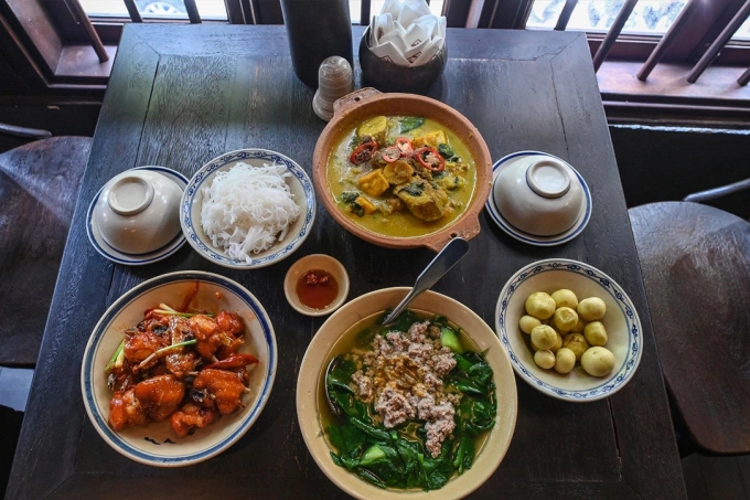 Mâm cơm thuần Việt tại nhà hàng ở Hà Nội được một sao Michelin. Ảnh: Giang Huy