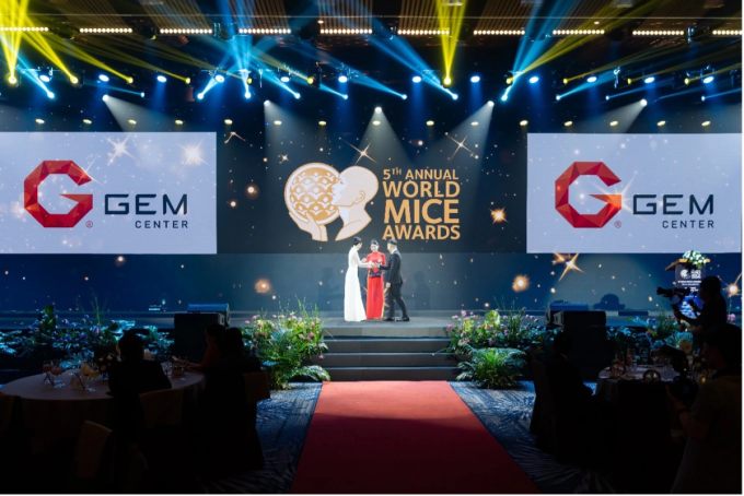 Đại diện Gem Center nhận giải thưởng Asia’s Best Convention Centre 2024 (Trung tâm Hội nghị tốt nhất châu Á năm 2024). Ảnh: Gem Center