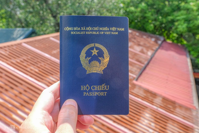 Hộ chiếu Việt Nam mẫu mới. Ảnh: Nick M
