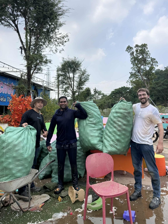 Albert (giữa) và Kai (phải) khoe thành tích dọn dẹp của mình. Ảnh: NVCC