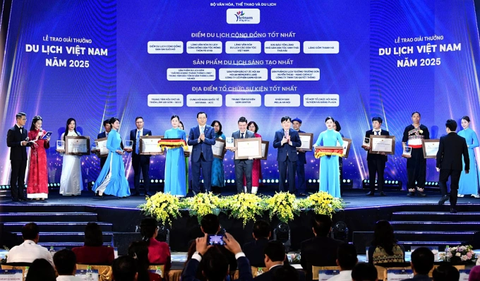 Đại diện GEM Center nhận giải Địa điểm tổ chức sự kiện du lịch tốt nhất. Ảnh: GEM Center