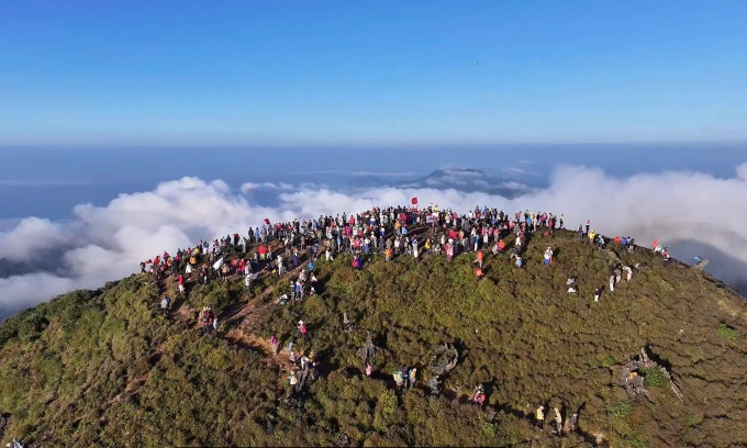 Du khách check in đỉnh Tà Chì Nhù lúc 4h sáng. Ảnh: Dreamer trekking