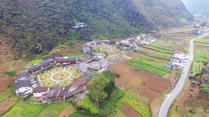 Toàn cảnh làng HMông Pả Vi nhìn từ trên cao.