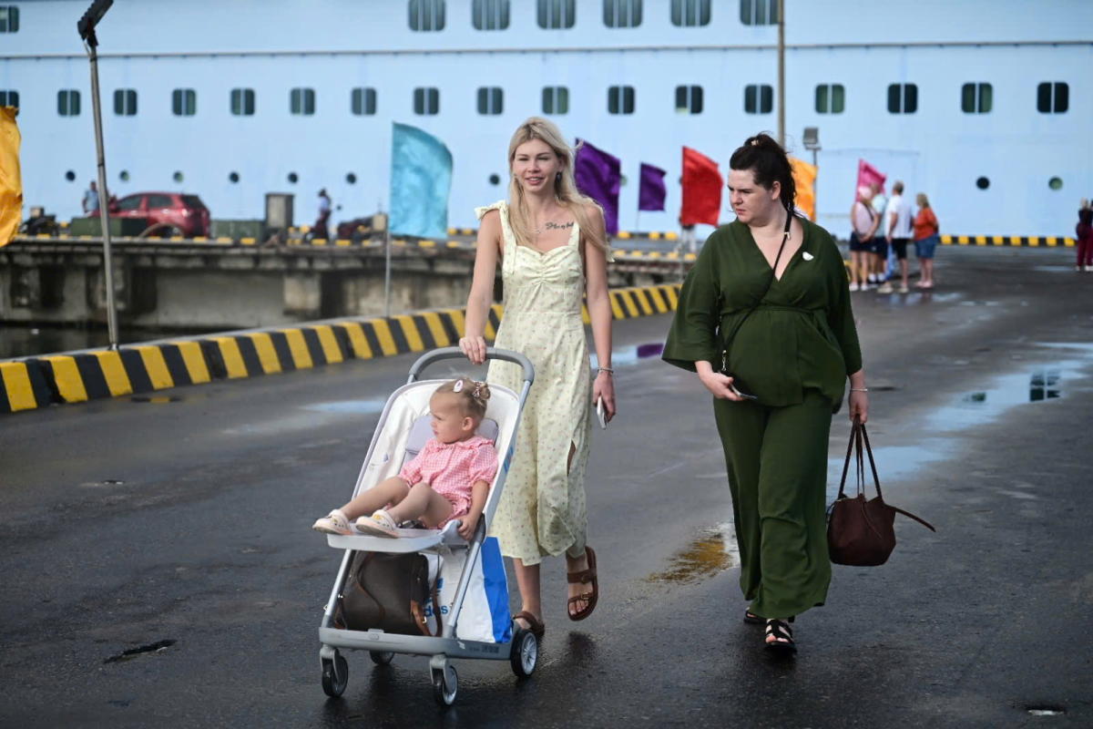 Siêu du thuyền chở hơn 4.000 hành khách cập cảng Chân Mây