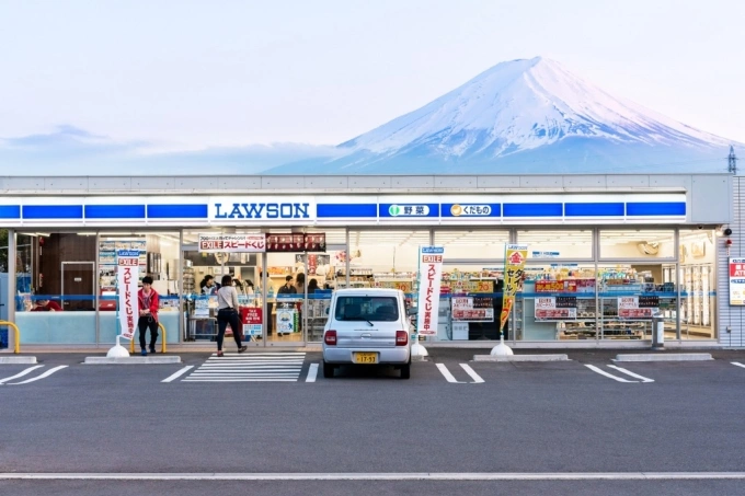 Cửa hàng Lawson nổi tiếng với núi Phú Sĩ phía sau ở Fujikawaguchiko. Ảnh: Tokyo Weekender