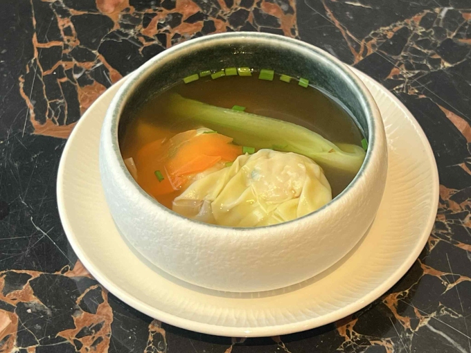 Súp hoành thánh có nước dùng trong, vị thanh. Ảnh: Phương Anh