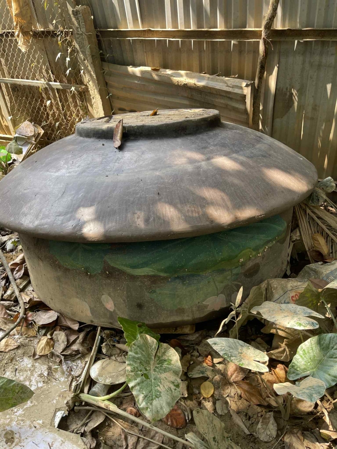 Chiếc chén thứ ba trong góc vườn nhà chị Phượng. Ảnh: NVCC