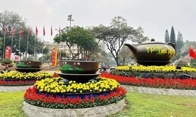 Bộ ấm chén ở quảng trường Võ Nguyên Giáp khi chưa bị lũ cuốn trôi. Ảnh:NVCC