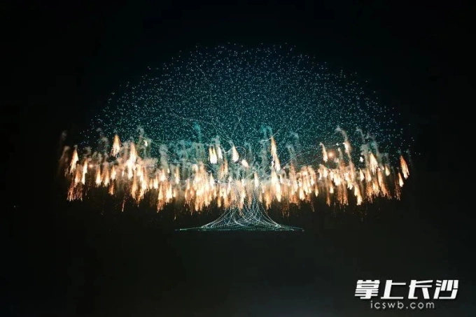 Một cảnh trong đêm trình diễn drone kết hợp pháo hoa ở Lưu Dương. ẢnhL icswb