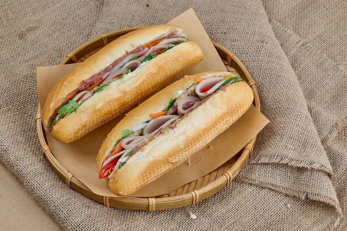 Bánh mì Việt Nam với phần nhân là các loại thịt nguội. Ảnh: Mai Trung