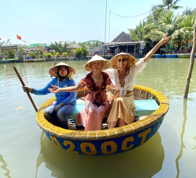 Khách Mỹ 'tìm thấy hạnh phúc' khi đến Việt Nam Susan và mẹ cùng trải nghiệm chuyến đi ý nghĩa ở Việt Nam trước khi bà qua đời.