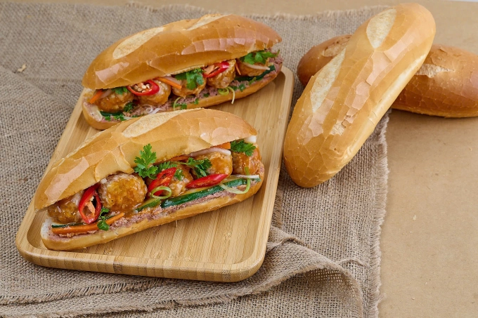 Bánh mì nhân xíu mại. Ảnh: Mai Trung