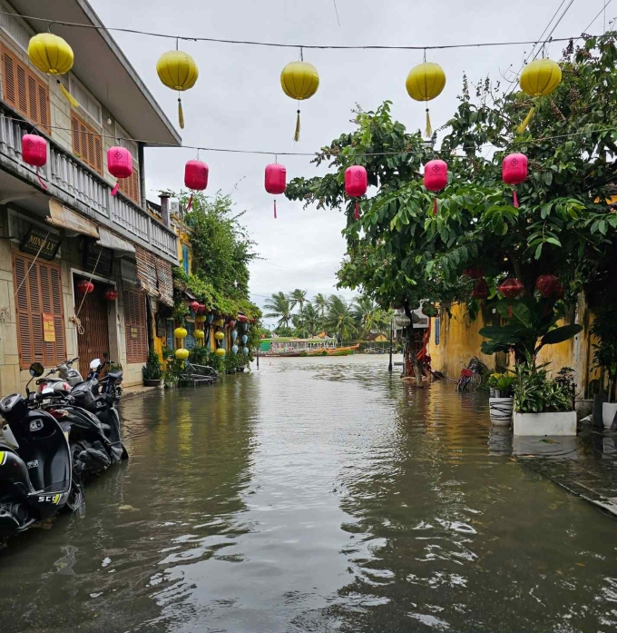 Một tuyến phố tại Hội An ngập nước chiều 22/10. Ảnh: Sơn Trần