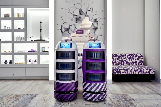 Hai robot trong khách sạn Yotel. Ảnh: Globe Trender