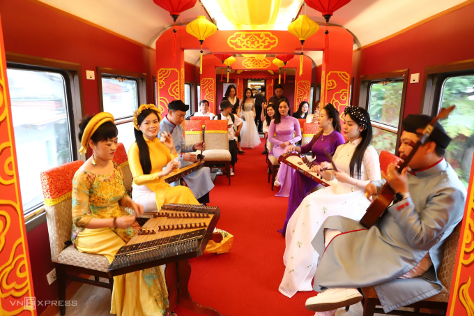 Biểu diễn ca Huế trên chuyến tàu di sản. Ảnh: Nguyễn Đông
