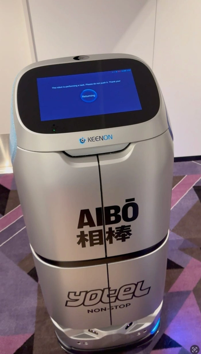 Một trong những robot phục vụ khi Gross lưu trú. Ảnh: Business Insider
