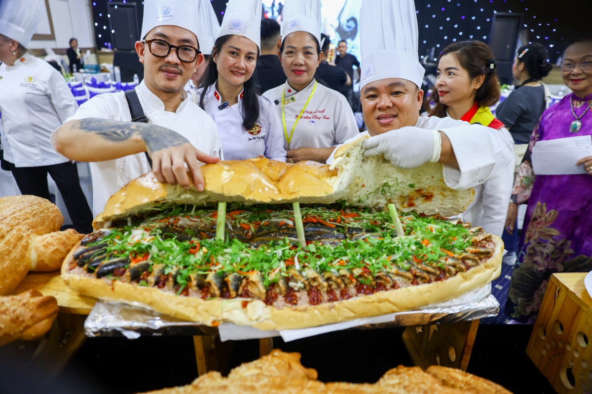 Chế biến bánh mì nặng gần 7 kg cho hàng chục người ăn