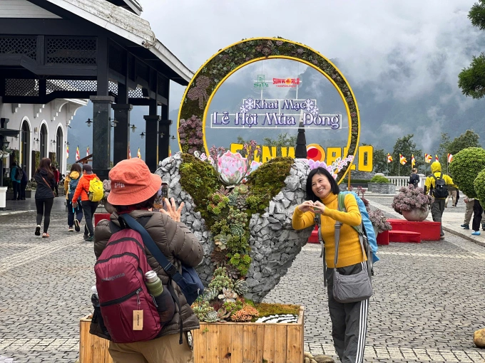 Du khách check-in tại tiểu cảnh Quả tim đá nở hoa. Ảnh: Sun World