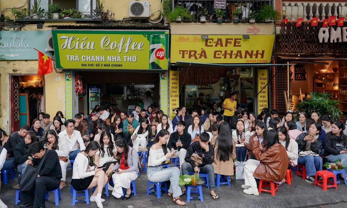 Quán trà chanh, gánh cốm đông nghịt khách ngày thu Hà Nội