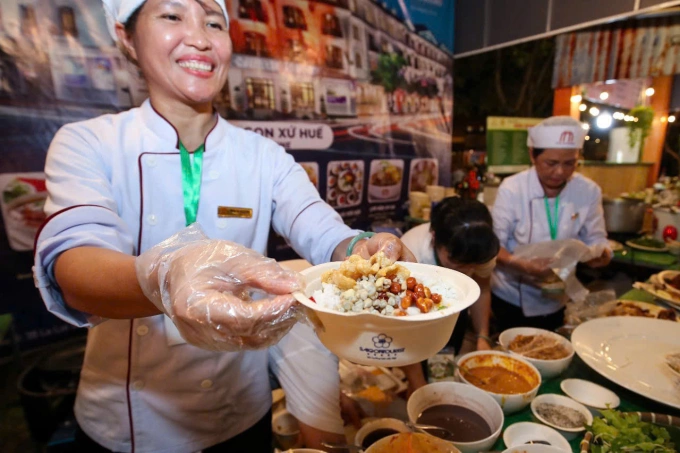 Món cơm hến đặc trưng xứ Huế được phục vụ tại lễ hội năm nay ở TP HCM. Ảnh: Saigontourist Group