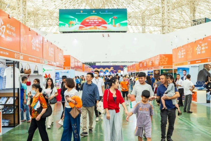 Khu mua sắm với không khí nhộn nhịp. Ảnh: Vingroup