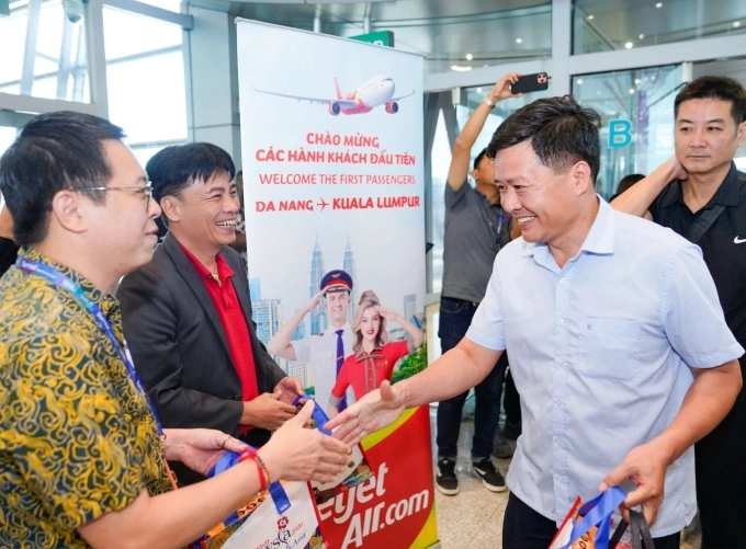 Vietjet khai trương đường bay nối Kuala Lumpur - Đà Nẵng Ông Trần Hoàng Linh, Giám đốc văn phòng miền Trung Vietjet chào đón những hành khách đầu tiên trên chuyến bay từ Đà Nẵng đến Kuala Lumpur. Ảnh: Tài Nguyễn