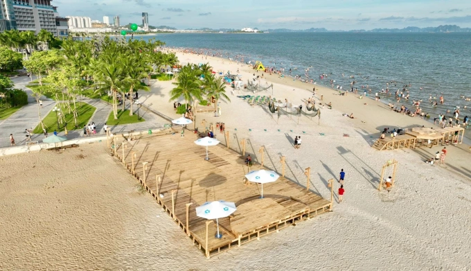 Một góc bãi tắm Marina Bay Hạ Long. Ảnh: Hạ Long Trending