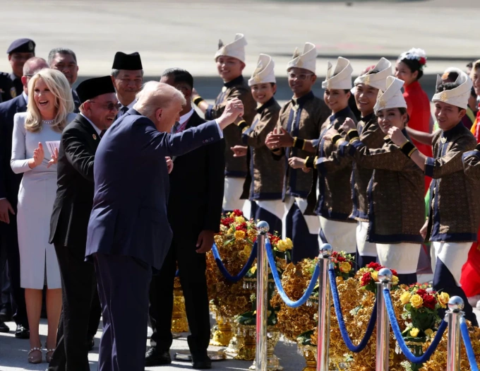 Tổng thống Trump nhún nhảy theo đoàn vũ công tại sân bay quốc tế Kuala Lumpur, Malaysia, ngày 26/10. Ảnh: BERNAMA