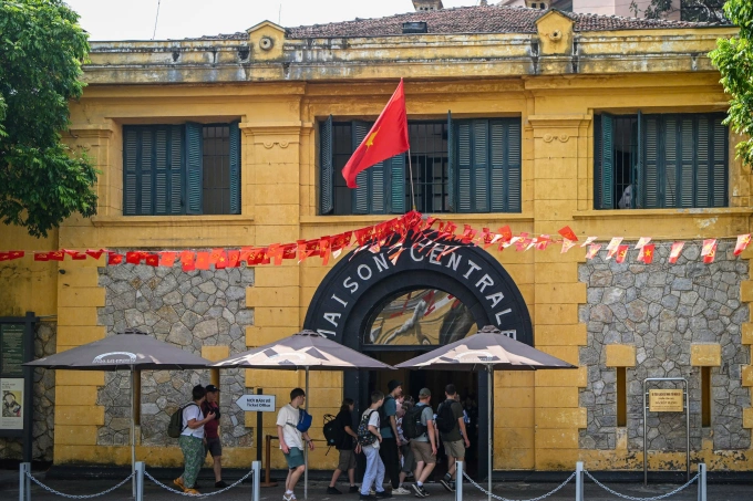 Khách nước ngoài tham quan Nhà tù Hỏa Lò. Ảnh: Giang Huy