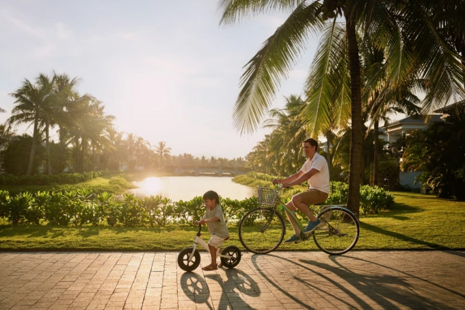 Khoảnh khắc gia đình cùng nhau đạp xe trên những con đường rợp bóng cây dừa