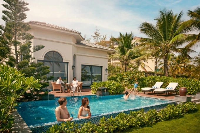 Gia đình thoải mái vui chơi tại biệt thự với hồ bơi riêng