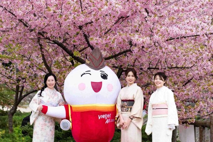 Vietjet giới thiệu du lịch Việt tại lễ hội tại Nagoya Gấu Amy chụp ảnh cùng du khách mặt trang phục truyền thống của Nhật, dưới tán hoa anh đào. Ảnh: Tài Nguyễn
