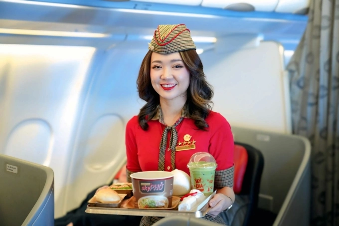 Vietjet mở bán hàng nghìn vé bay 0 đồng dịp cuối năm Tiếp viên của Vietjet phụ vụ các món ăn tươi nóng trên máy bay. Ảnh: Tài Nguyễn