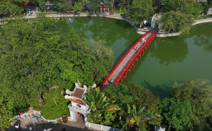 Du khách qua cầu Thê Húc vào tham quan đền Ngọc Sơn những ngày tháng 10 mùa thu. Ảnh: Ngọc Thành