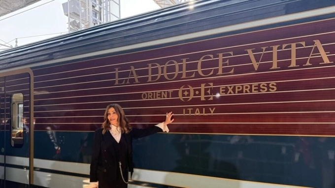 Du khách checkin bên ngoài tàu La Dolce Vita Orient Express. Ảnh: Gaeta