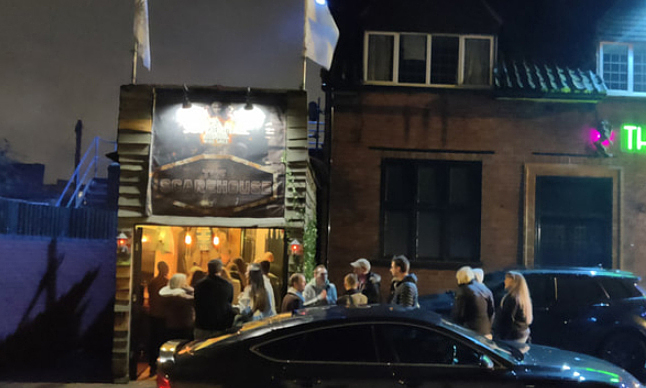 Khách xếp hàng vào chơi tại nhà ma. Ảnh: Scare tour