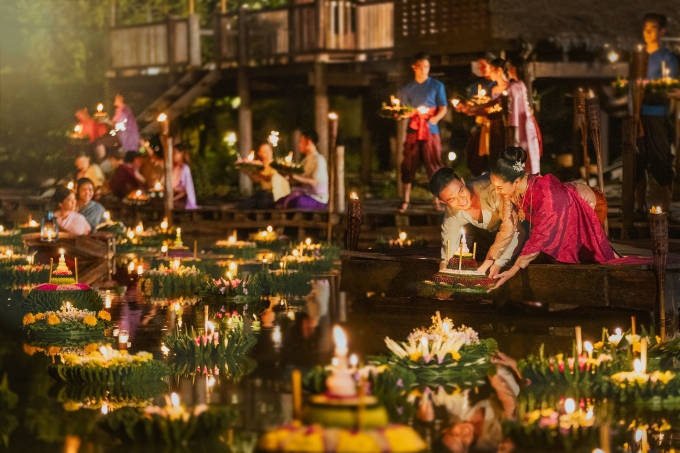 Hoạt động thả đèn cầu bình an hút nhiều khách du lịch và dân địa phương hàng năm. Ảnh: TAT