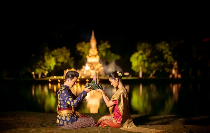 Các đôi thường tranh thủ dịp lễ hội thả đèn để cùng cầu phúc và tình duyên. Ảnh: TAT