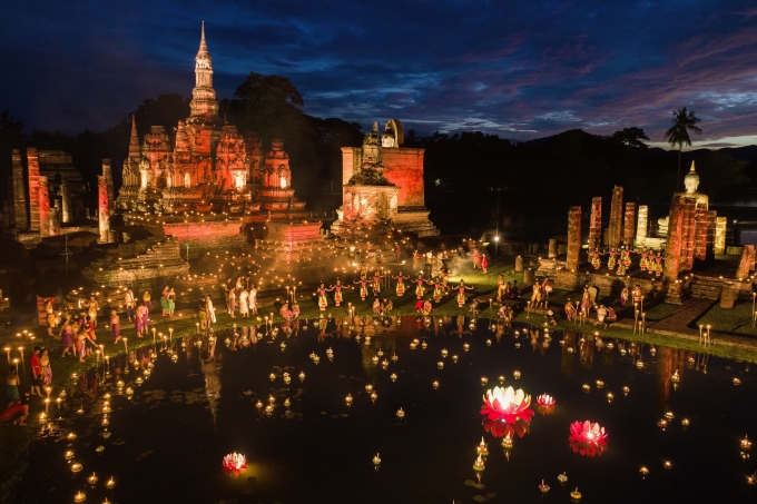 Sukhothai được thắp sáng trong đêm diễn ra lễ hội Loy Krathong. Ảnh: TAT