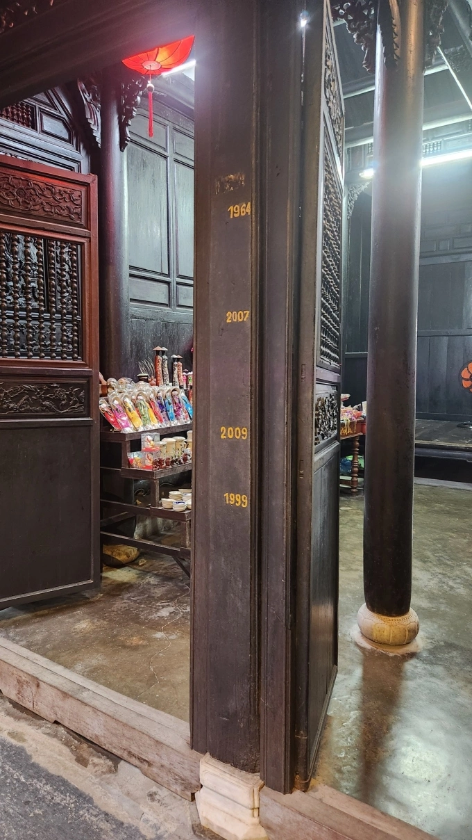 Vách gỗ ghi lại mực nước của các trận lụt lịch sử tại Hội An. Ảnh: Huyền Viết