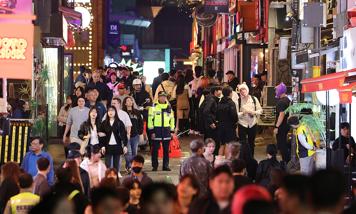 Du khách được cảnh sát Hàn Quốc giám sát và bảo vệ an toàn ngày Halloween