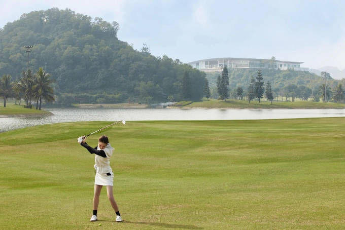Du khách trải nghiệm chơi golf tại The Five Resort & Golf Hoang Gia Ninh Binh. Ảnh: The Five