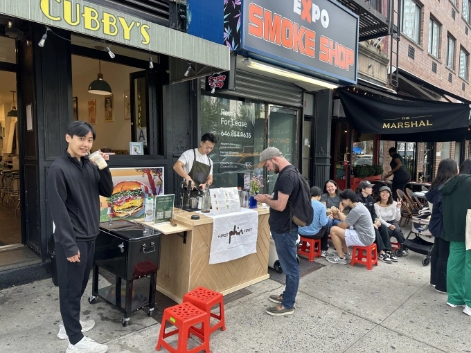 Quầy cà phê của Thảo và Chad trước một cửa hàng burger ở New York. Ảnh: NVCC