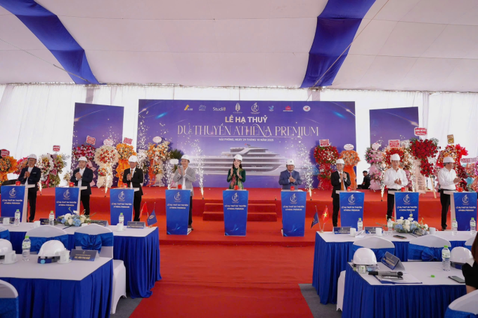 Bà Vũ Hoàng Yến - Chủ tịch HĐQT Athena Group, cùng các đại biểu thực hiện nghi thức công bố Lễ hạ thủy du thuyền Athena Premium. Ảnh: Athena Group