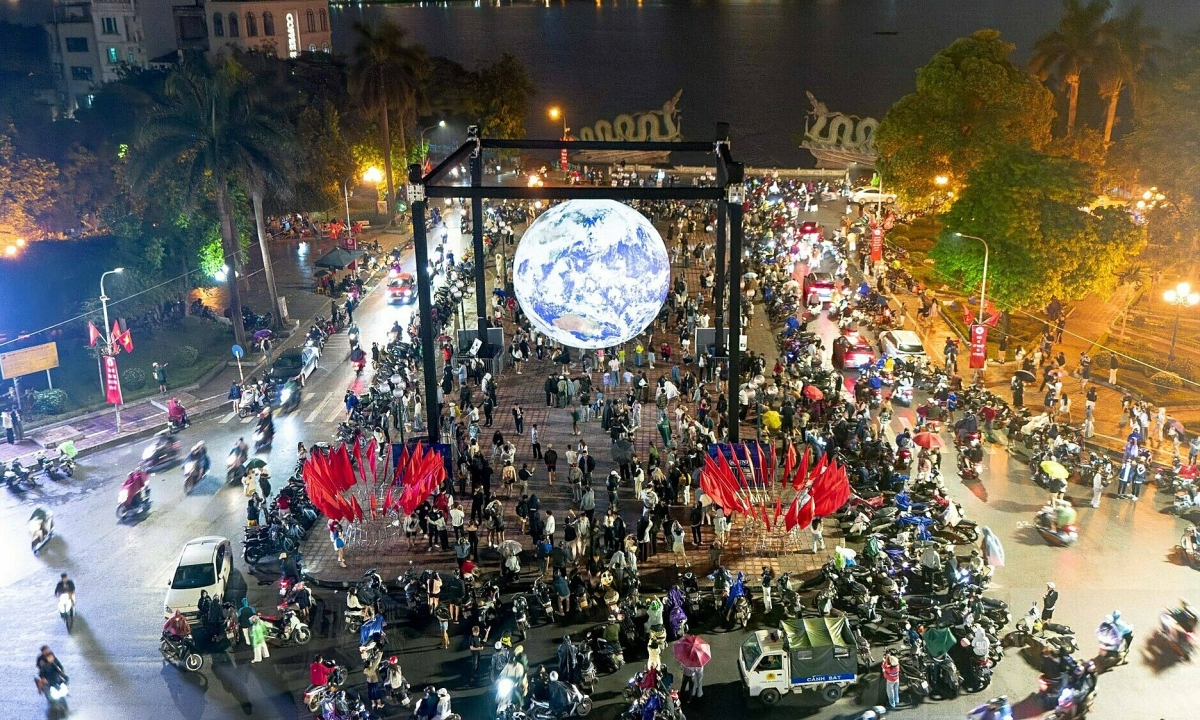 Khách đổ xô check in quả cầu lơ lửng ở Hồ Tây