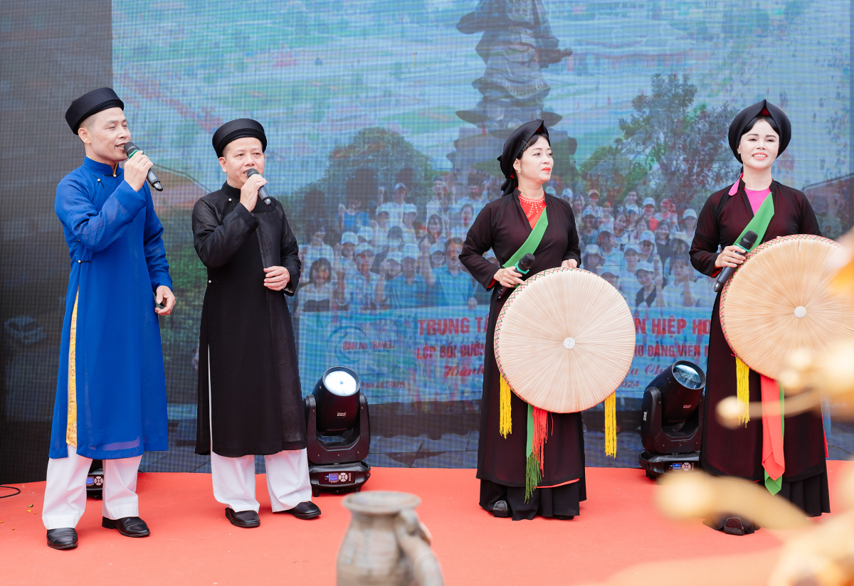 Du khách xem múa rối, hát quan họ tại Hội chợ mùa thu