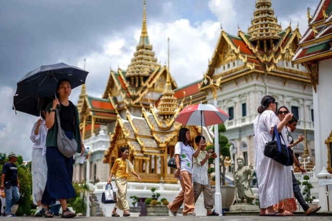 Du khách tham quan bên trong Grand Palace (Cung điện Hoàng gia) và dạo chơi tại khu phố người Hoa ở Bangkok. Ảnh:Reuters.